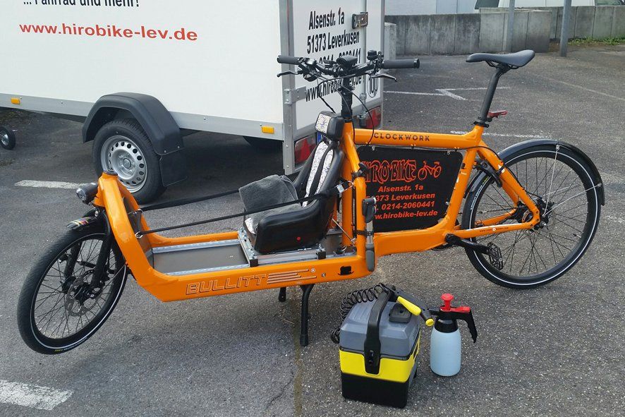 Lastenrad vor der Fahrradwäsche