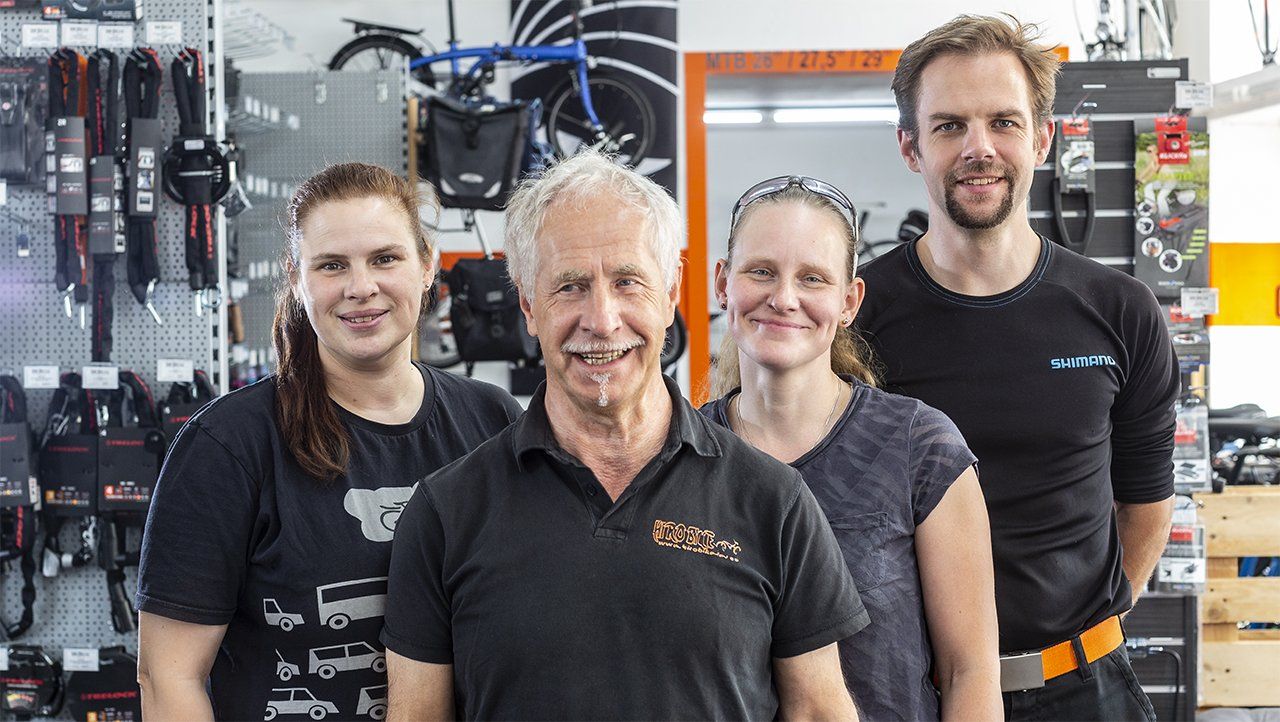 Das HIRO Bike Team im Laden